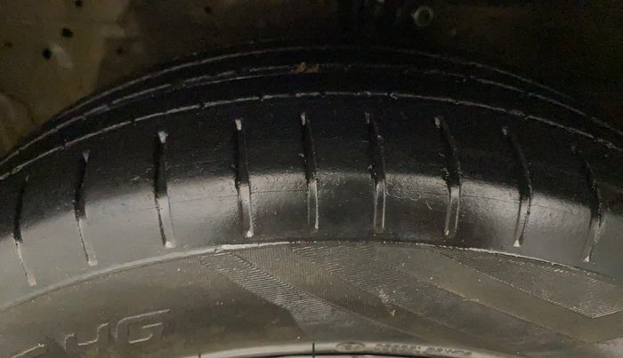 2016 Maruti Ciaz VXI, Petrol, Manual, 1,20,191 km, Left Front Tyre Tread