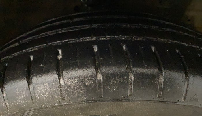 2016 Maruti Ciaz VXI, Petrol, Manual, 1,20,191 km, Right Front Tyre Tread