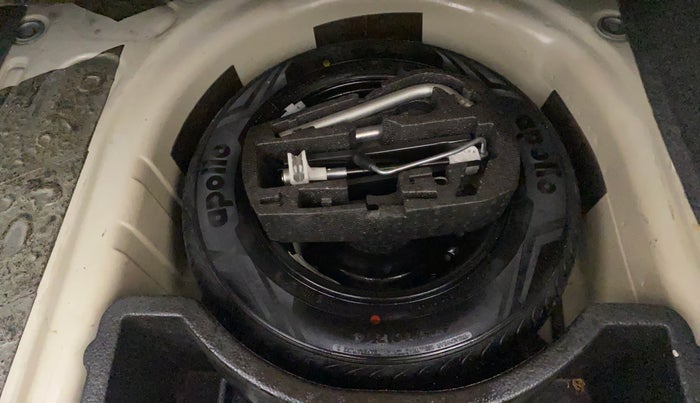 2014 Skoda Rapid ELEGANCE 1.6 MPI MT, Petrol, Manual, 1,07,359 km, Spare Tyre