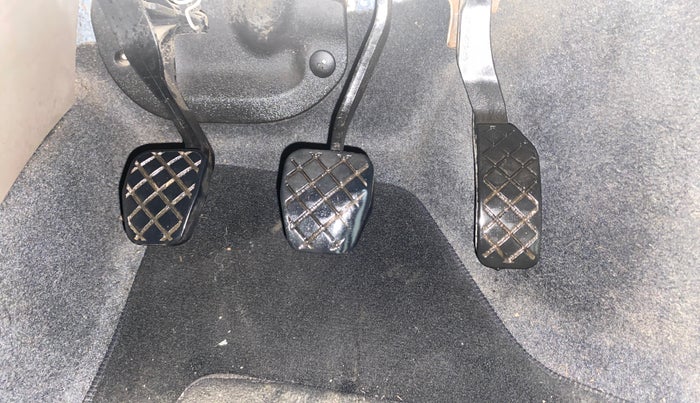 2014 Skoda Rapid ELEGANCE 1.6 MPI MT, Petrol, Manual, 1,07,359 km, Pedals