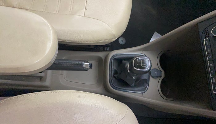 2014 Skoda Rapid ELEGANCE 1.6 MPI MT, Petrol, Manual, 1,07,359 km, Gear Lever