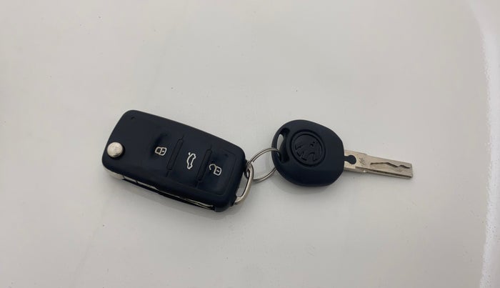 2014 Skoda Rapid ELEGANCE 1.6 MPI MT, Petrol, Manual, 1,07,359 km, Key Close Up