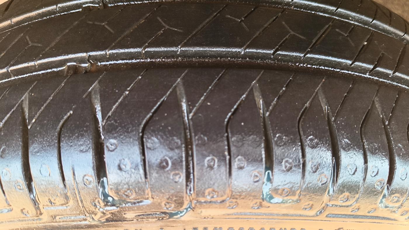 2016 Maruti Wagon R 1.0 VXI AMT, Petrol, Automatic, 72,868 km, Left Front Tyre Tread
