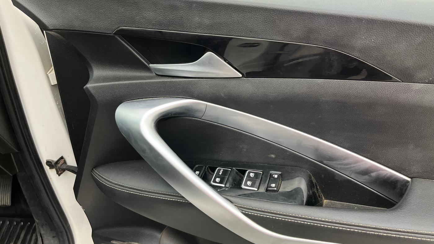 2019 MG HECTOR SHARP 1.5 DCT PETROL, Petrol, Automatic, 1,19,376 km, Driver Side Door Panels Control