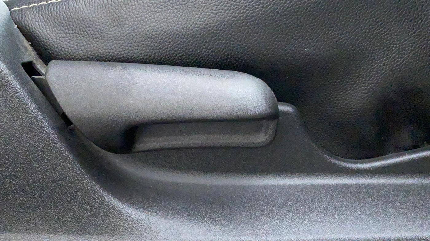 2016 Maruti Vitara Brezza VDI OPT, Diesel, Manual, 1,31,729 km, Driver Side Adjustment Panel