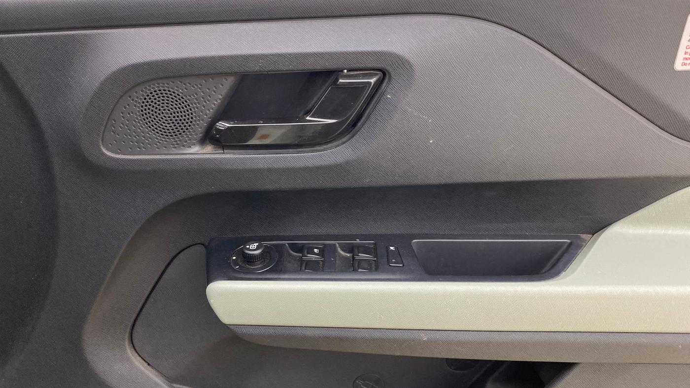 2023 Tata PUNCH ADVENTURE RHYTHM PACK AMT, Petrol, Automatic, 11,520 km, Driver Side Door Panels Control