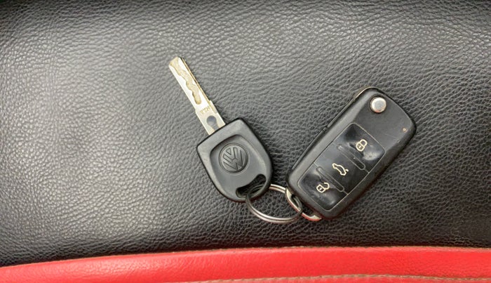 2013 Volkswagen Polo COMFORTLINE 1.2L PETROL, Petrol, Manual, 1,17,957 km, Key Close Up