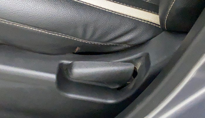 2013 Maruti Wagon R 1.0 VXI, Petrol, Manual, 77,981 km, Front left seat (passenger seat) - Seat adjuster makes minor noise