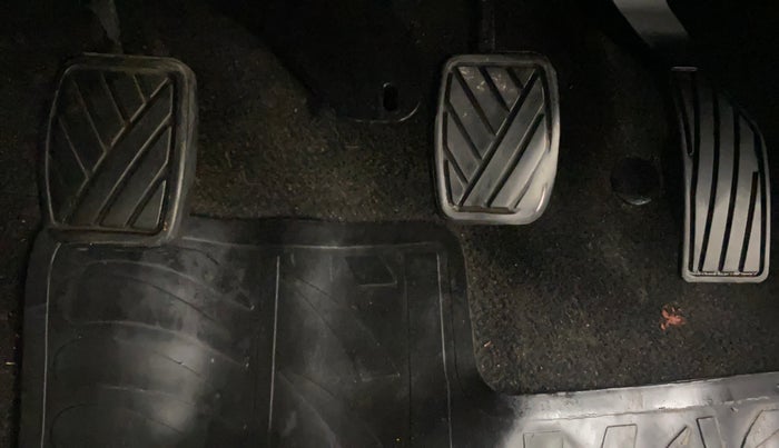 2015 Maruti Swift LXI (O), Petrol, Manual, 99,344 km, Pedals