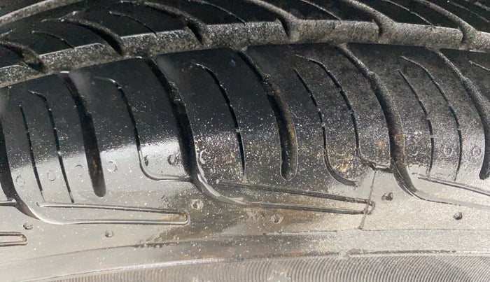 2015 Maruti Swift LXI (O), Petrol, Manual, 99,344 km, Left Rear Tyre Tread