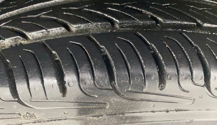 2015 Maruti Swift LXI (O), Petrol, Manual, 99,344 km, Left Front Tyre Tread
