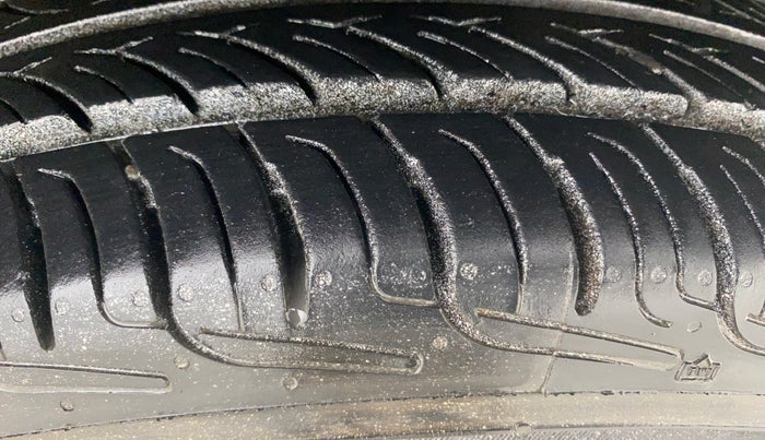 2015 Maruti Swift LXI (O), Petrol, Manual, 99,344 km, Right Front Tyre Tread