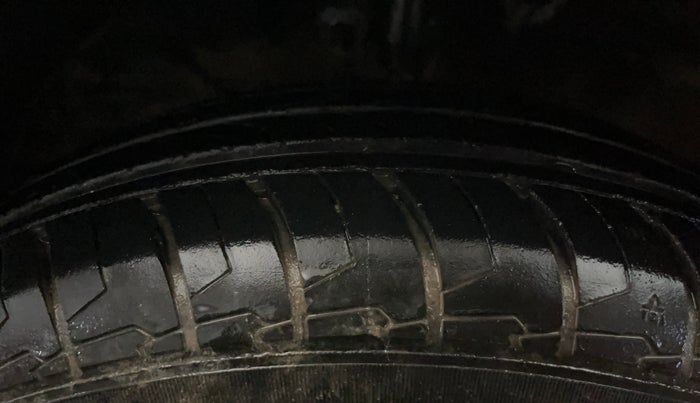 2019 Maruti Swift VXI AMT, Petrol, Automatic, 44,450 km, Left Front Tyre Tread