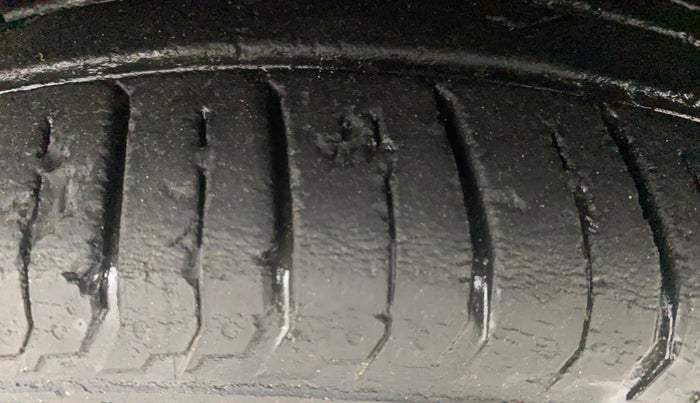 2021 Hyundai NEW I20 SPORTZ 1.2 AT, Petrol, Automatic, 33,875 km, Left Front Tyre Tread