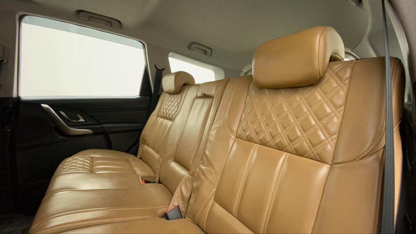2019 Mahindra XUV500 W11(O), Diesel, Manual, 36,847 km, Right Side Rear Door Cabin