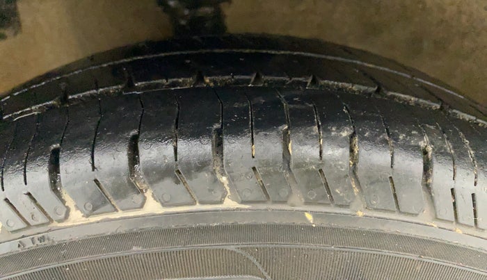 2014 Hyundai Eon ERA +, Petrol, Manual, 75,892 km, Left Front Tyre Tread