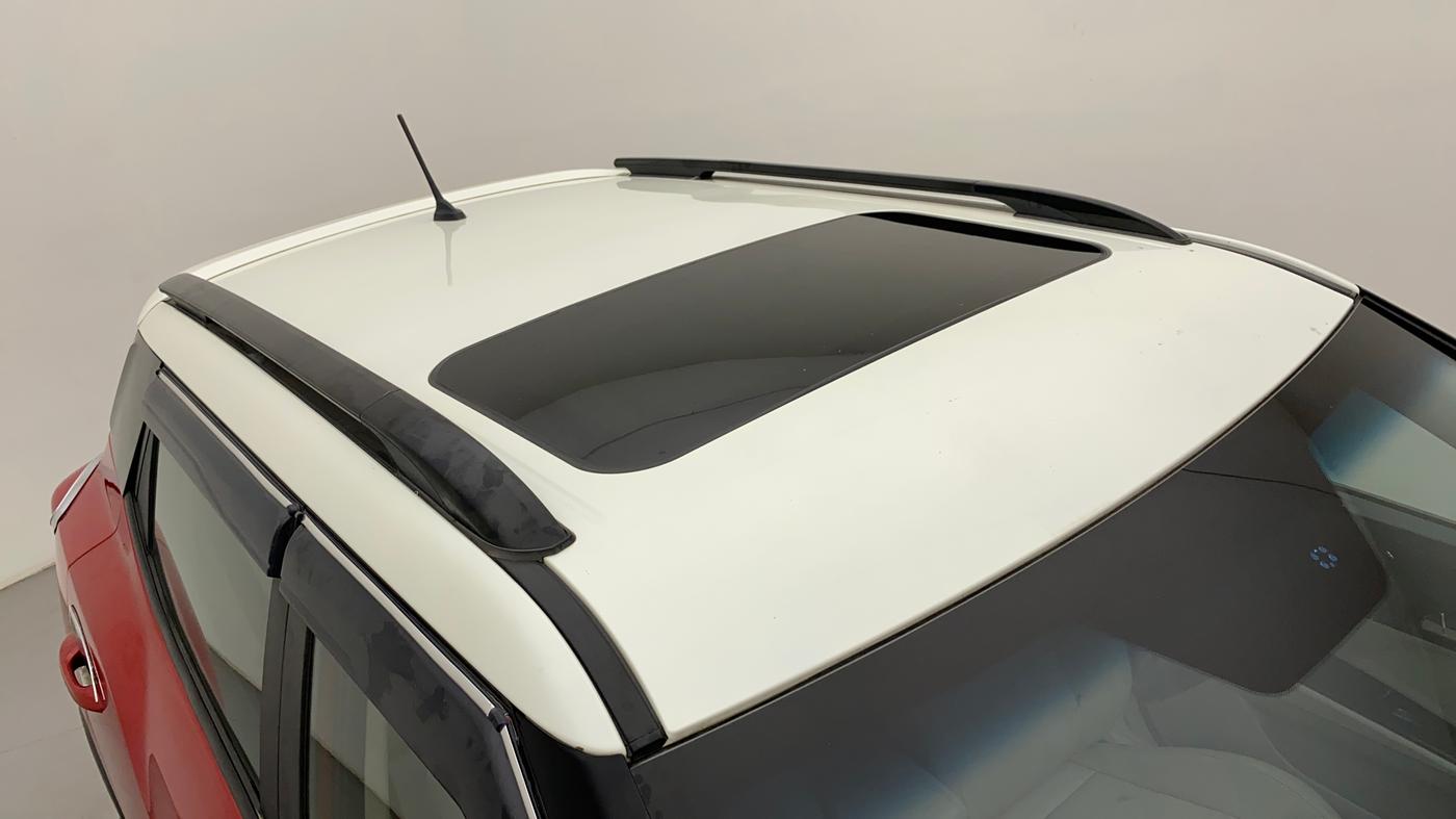 2021 Mahindra XUV300 W8(O) 1.2 PETROL DUAL TONE, Petrol, Manual, 12,532 km, Roof