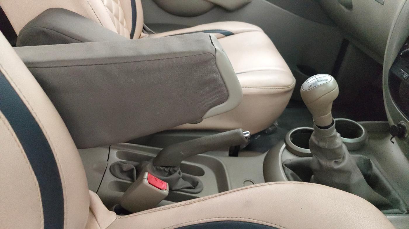 2014 Mahindra Quanto C6, Diesel, Manual, 1,06,601 km, Gear Lever