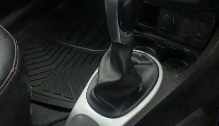 2017 Renault Duster RXS CVT, Petrol, Automatic, 31,113 km, Gear lever - Knob cover torn
