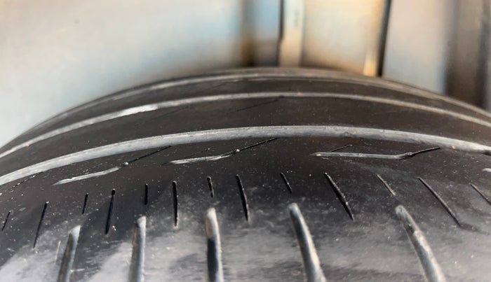 2022 Volkswagen TAIGUN TOPLINE 1.0 TSI AT, Petrol, Automatic, 88,974 km, Left Rear Tyre Tread