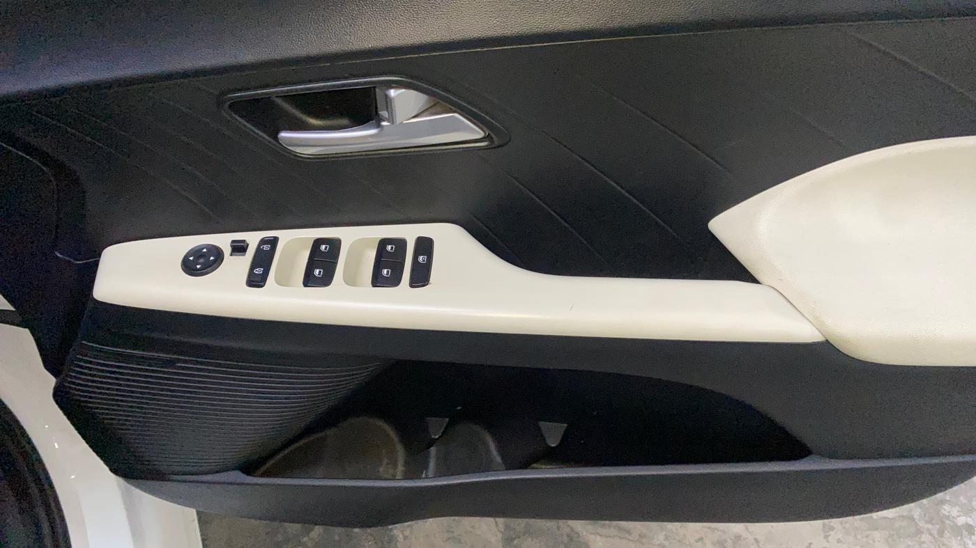 2023 Hyundai Verna S MT 1.5 MPI, Petrol, Manual, 45,673 km, Driver Side Door Panels Control