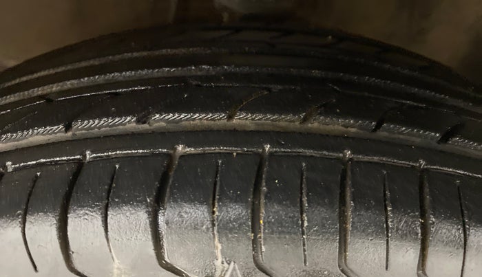 2009 Hyundai i10 MAGNA 1.2, Petrol, Manual, 59,757 km, Left Front Tyre Tread