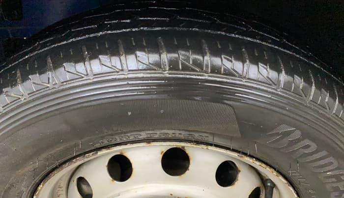 2015 Hyundai Eon ERA +, CNG, Manual, 76,332 km, Left Front Tyre Tread