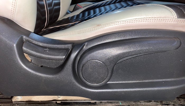 2017 Hyundai Elite i20 ASTA 1.2 (O), Petrol, Manual, 68,872 km, Driver Side Adjustment Panel