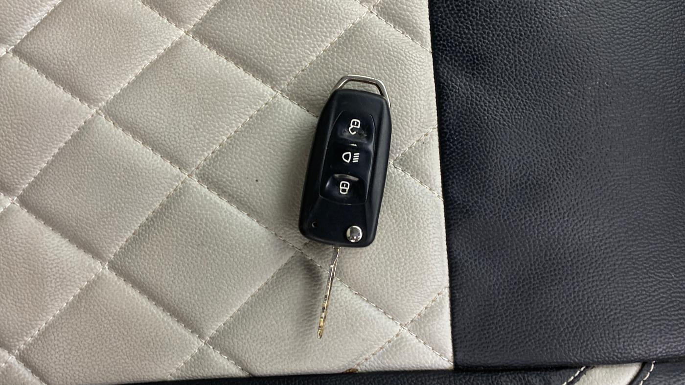 2017 Tata Tiago XZ(O) PETROL, Petrol, Manual, 90,426 km, Key Close Up