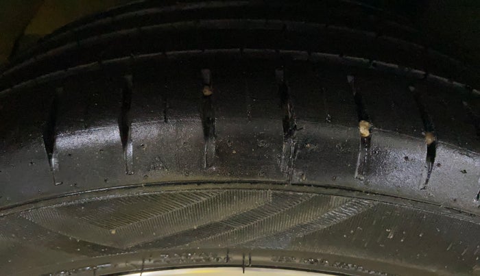 2016 Hyundai Elite i20 ASTA 1.4 CRDI, Diesel, Manual, 1,00,375 km, Right Rear Tyre Tread