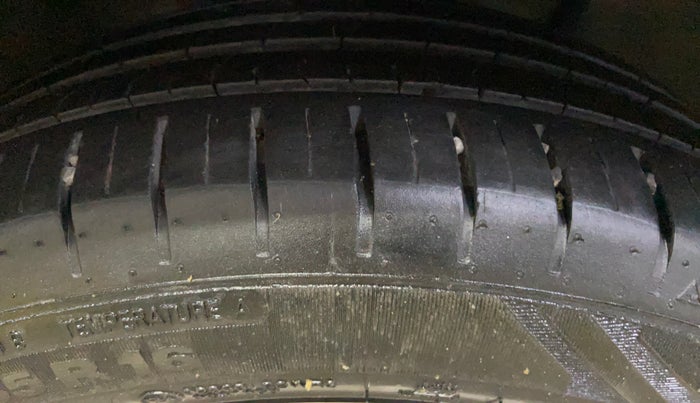 2016 Hyundai Elite i20 ASTA 1.4 CRDI, Diesel, Manual, 1,00,375 km, Right Front Tyre Tread