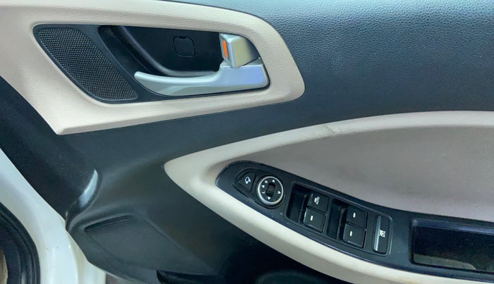 2016 Hyundai Elite i20 ASTA 1.4 CRDI, Diesel, Manual, 1,00,375 km, Driver Side Door Panels Control