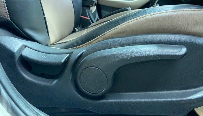 2016 Hyundai Elite i20 ASTA 1.4 CRDI, Diesel, Manual, 1,00,375 km, Driver Side Adjustment Panel