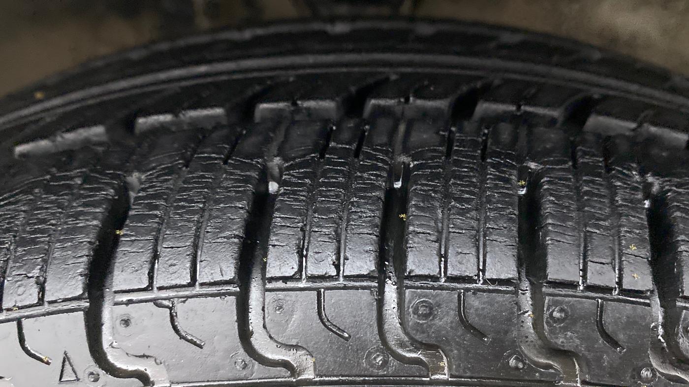 2011 Maruti Zen Estilo VXI, Petrol, Manual, 1,03,910 km, Right Front Tyre Tread