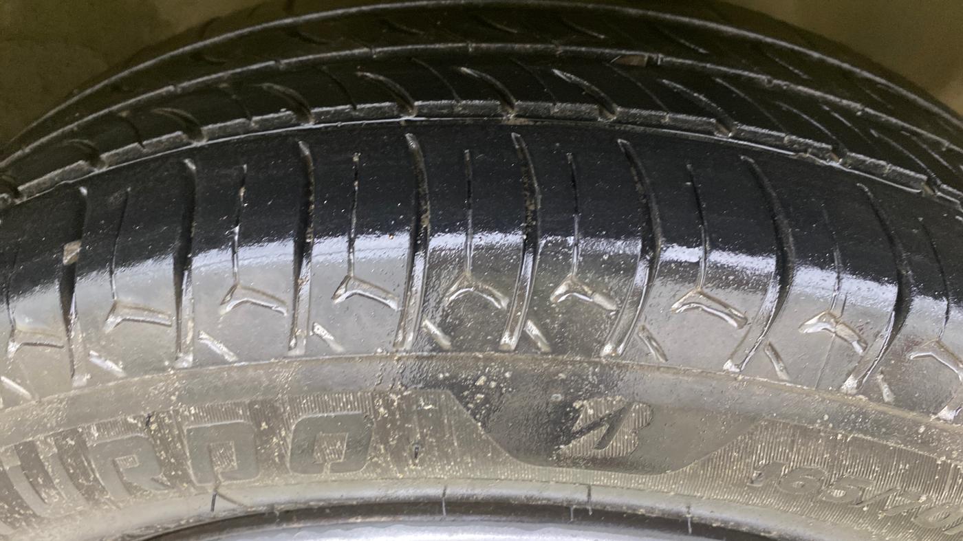 2014 Maruti Celerio VXI CNG, CNG, Manual, 1,17,536 km, Right Front Tyre Tread