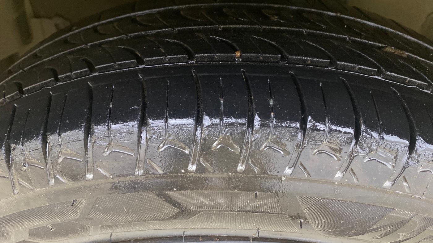 2014 Maruti Celerio VXI CNG, CNG, Manual, 1,17,536 km, Left Front Tyre Tread