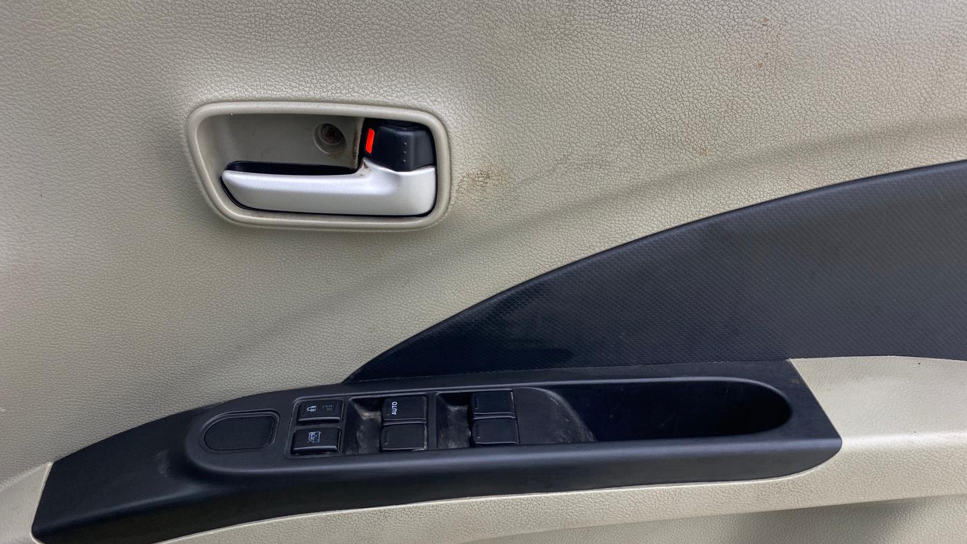 2014 Maruti Celerio VXI CNG, CNG, Manual, 1,17,536 km, Driver Side Door Panels Control
