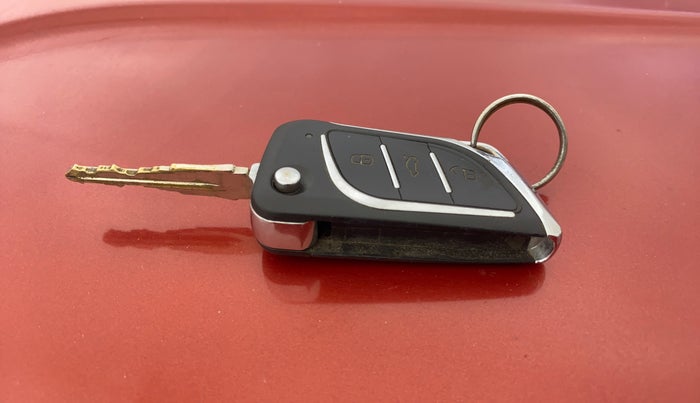 2016 Mahindra TUV300 T6, Diesel, Manual, 73,681 km, Key Close Up