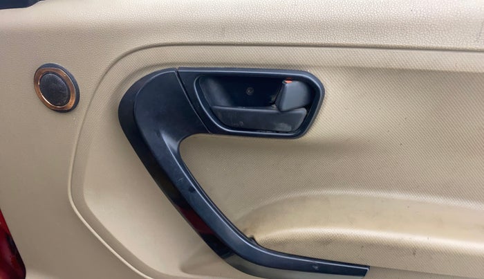 2016 Mahindra TUV300 T6, Diesel, Manual, 73,681 km, Driver Side Door Panels Control