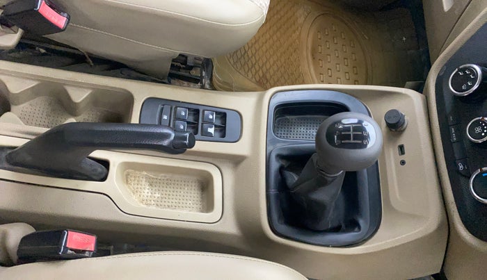 2016 Mahindra TUV300 T6, Diesel, Manual, 73,681 km, Gear Lever