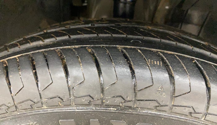 2022 Renault TRIBER RXT, Petrol, Manual, 52,550 km, Right Front Tyre Tread