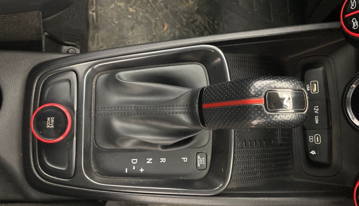 2022 Hyundai VENUE N LINE N8 1.0 TURBO DCT, Petrol, Automatic, 16,700 km, Gear Lever