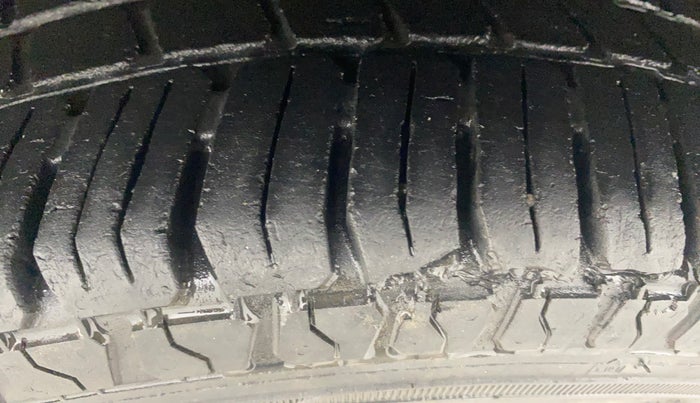 2012 Hyundai Eon MAGNA, Petrol, Manual, 70,686 km, Left Front Tyre Tread