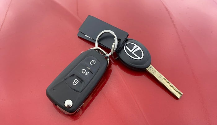 2018 Tata NEXON XZ PETROL, Petrol, Manual, 71,613 km, Key Close Up