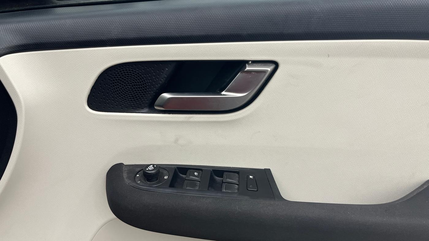 2021 Tata ALTROZ XZ DIESEL, Diesel, Manual, 1,16,263 km, Driver Side Door Panels Control