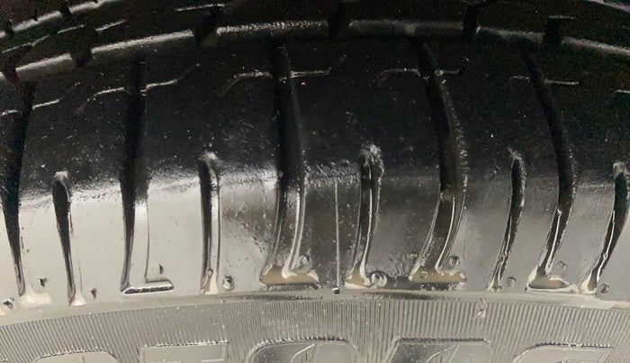 2014 Toyota Innova 2.5 GX 8 STR, Diesel, Manual, 1,07,663 km, Right Front Tyre Tread