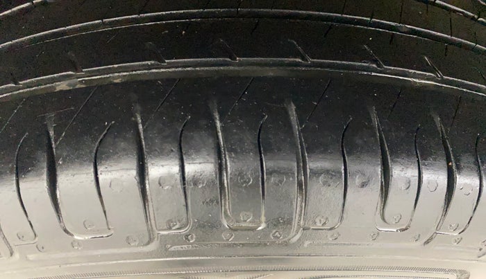 2014 Toyota Innova 2.5 GX 8 STR, Diesel, Manual, 1,07,663 km, Right Rear Tyre Tread