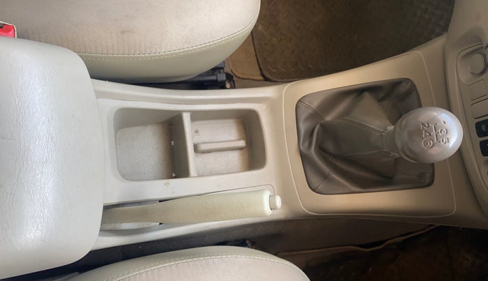 2014 Toyota Innova 2.5 GX 8 STR, Diesel, Manual, 1,07,663 km, Gear Lever