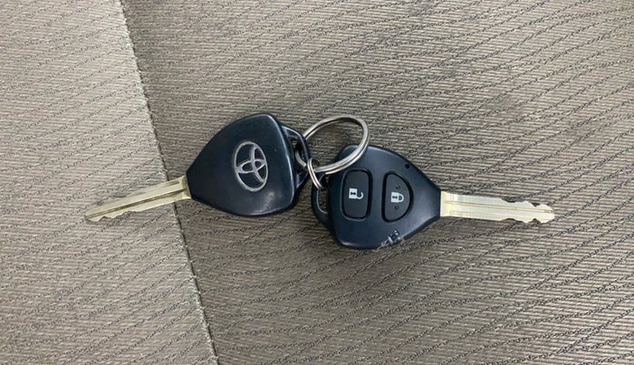 2014 Toyota Innova 2.5 GX 8 STR, Diesel, Manual, 1,07,663 km, Key Close Up