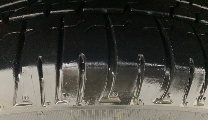 2014 Toyota Innova 2.5 GX 8 STR, Diesel, Manual, 1,07,663 km, Left Front Tyre Tread